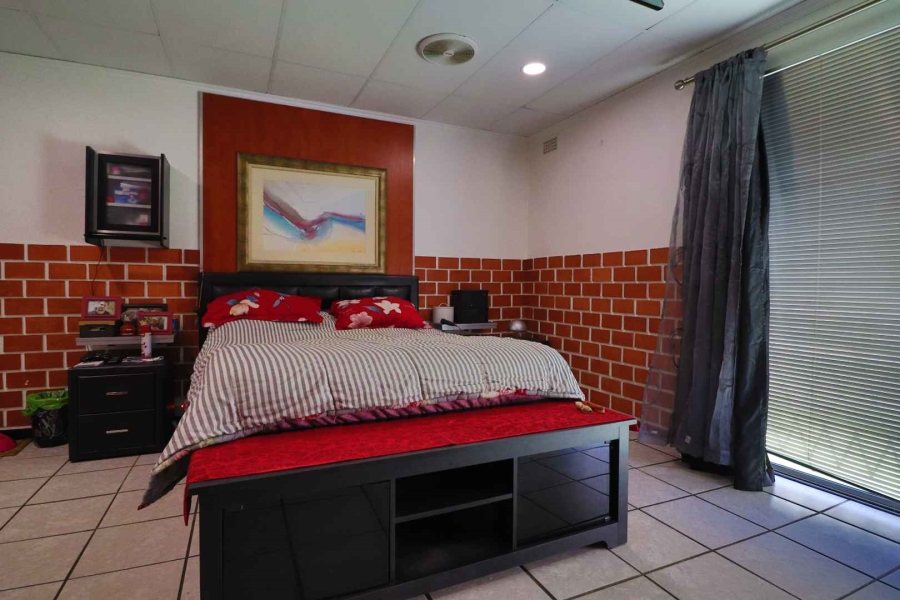 5 Bedroom Property for Sale in Sanddrift Western Cape